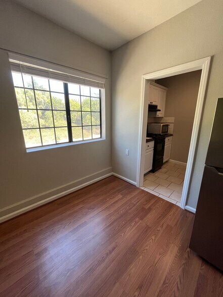 Building Photo - 915 Irving Dr