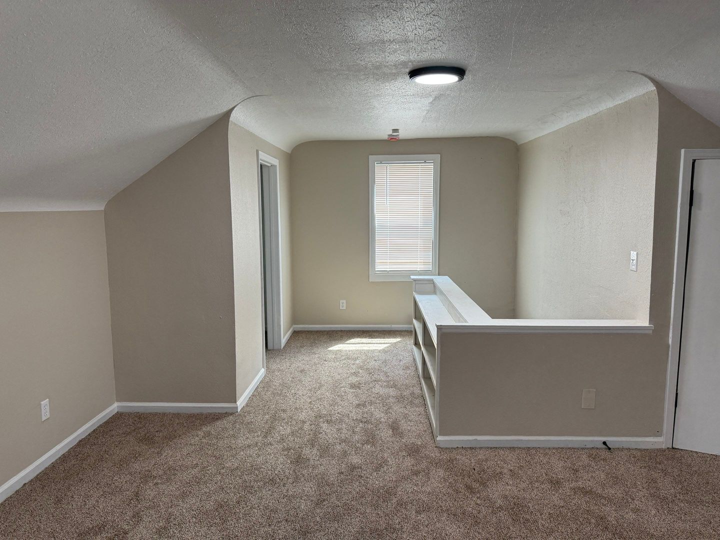 Building Photo - This beautifully updated 3-bedroom, 1-bath...