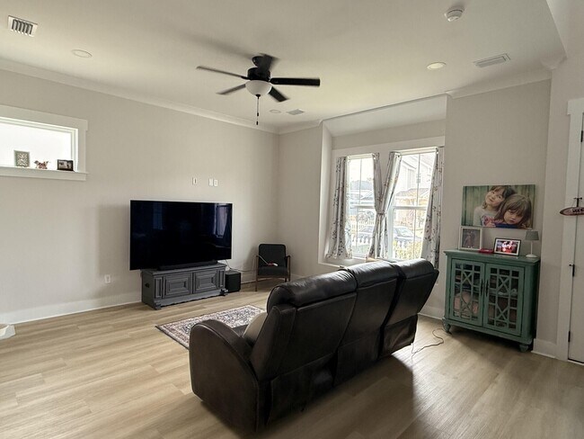 Building Photo - 206 Red Deer Run