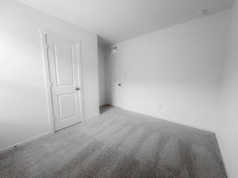 Building Photo - 910 Sandhill Crane Ln