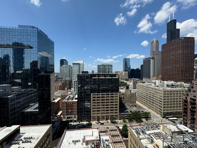 Building Photo - 600 S Dearborn St