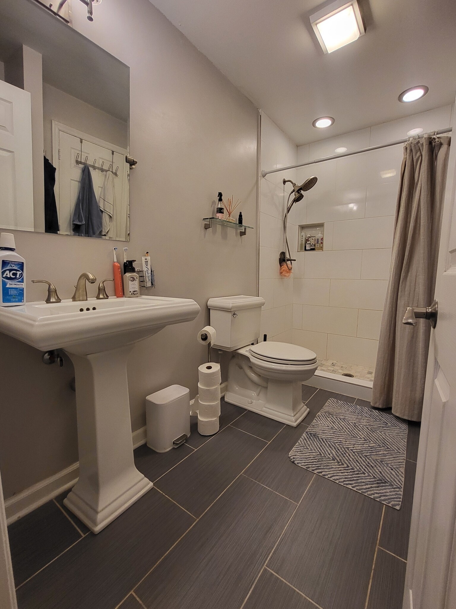 Guest bathroom - 72 Sutton Pl