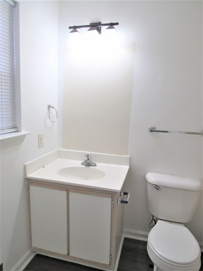Building Photo - 300 Meadowbrook Ln