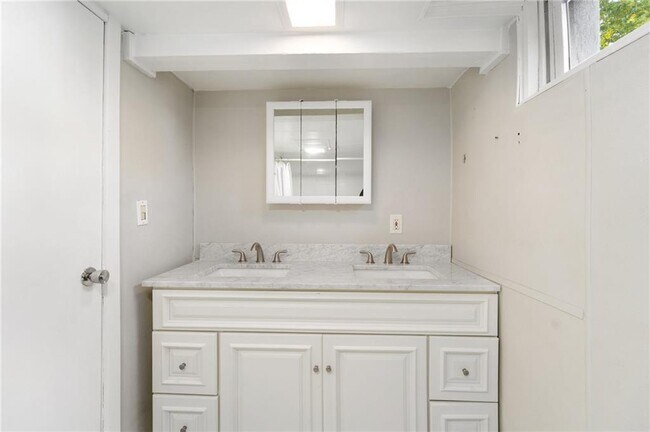 Building Photo - 2923 Post Rd