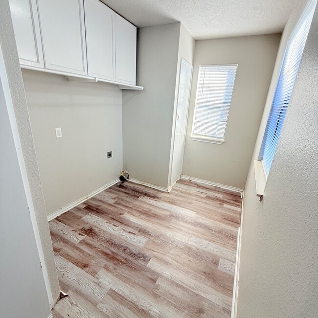 Building Photo - 4004 SE 25th St