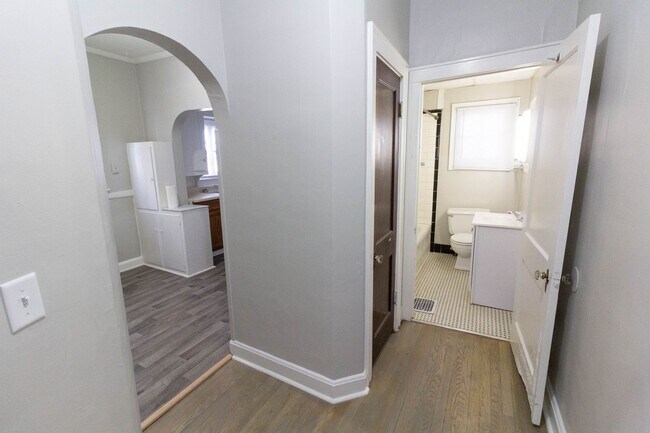 Building Photo - Very Large 1 Bed / 1 Bath