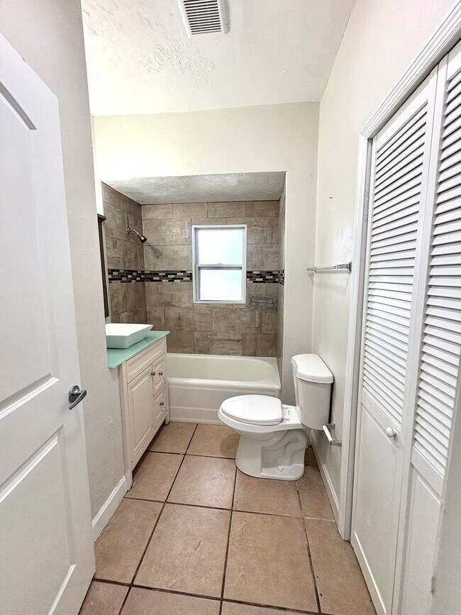 Building Photo - 3 BED/2 BATH Historic Home Available NOW!