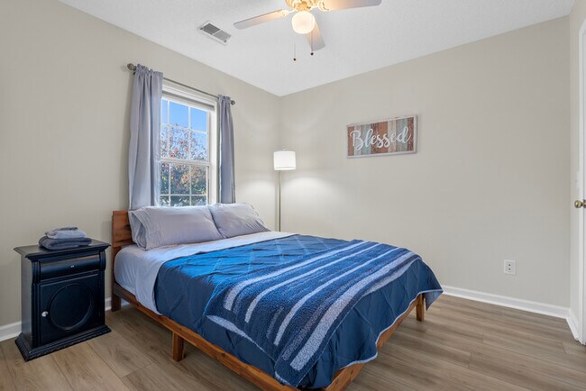 Building Photo - Furnished Rental Modern and clean