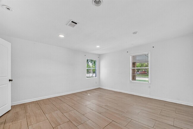 Building Photo - 1504 Lawrence Ave