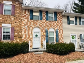 Building Photo - 2 Bedroom, 1.5 Bath Townhouse