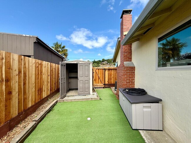 Building Photo - THREE BED / TWO BATH SINGLE LEVEL TERRA LINDA HOME WITH FAMILY ROOM AND A/C