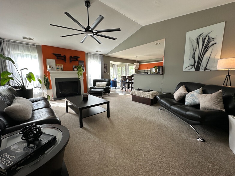 Building Photo - Room in House on Sunburst Ln