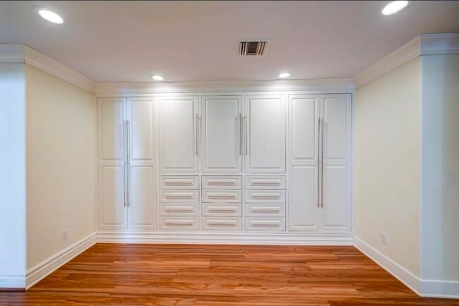 Building Photo - 1377 Knoll Rd