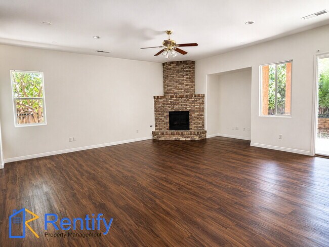 Building Photo - 4 bed, 2.5 bath home in NW Bakersfield - Gardener included