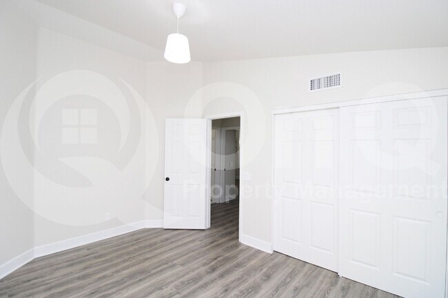Building Photo - 1210 E Whitefish Bay Ct