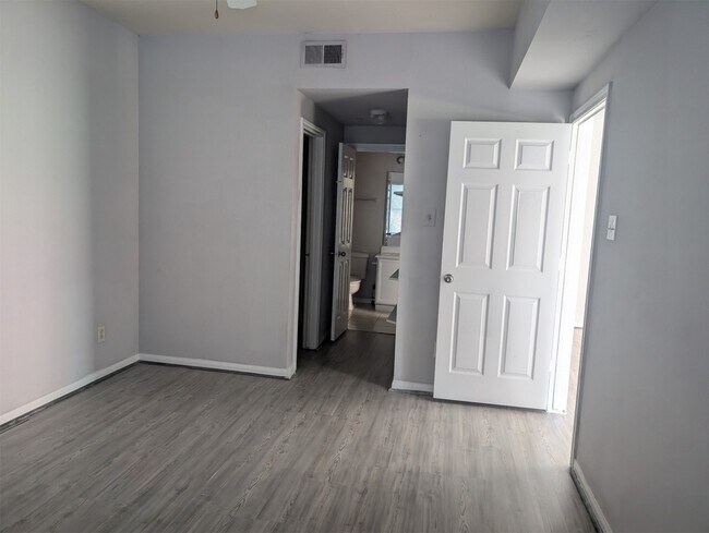Building Photo - 6289 Wilcrest Dr