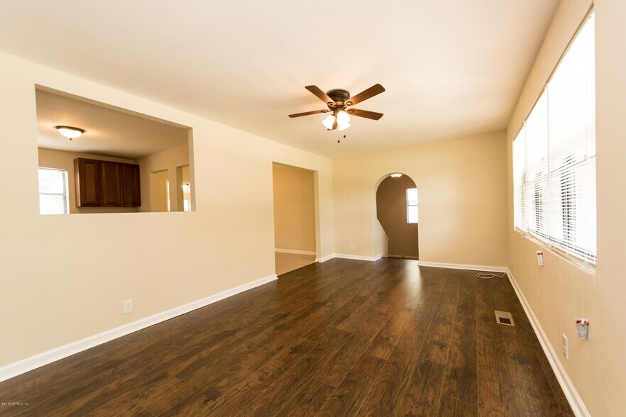 living room - 3248 Shetland Rd W