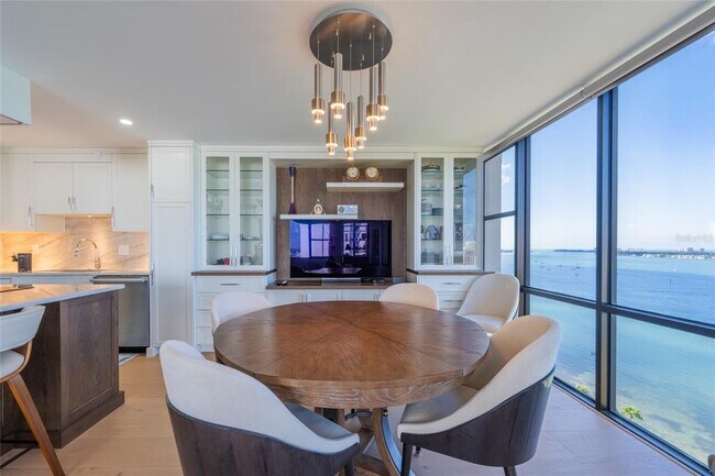 Building Photo - 770 S Palm Ave