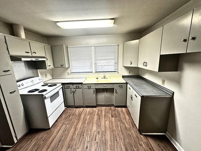 Building Photo - 125 Rosewood Dr