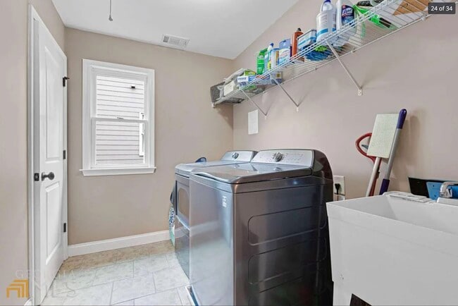 Building Photo - 1094 Mendell Cir NE