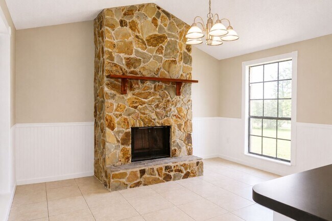 Building Photo - 2 Bedroom, 1.5 Bathroom Home for Rent in Zephyrhills!