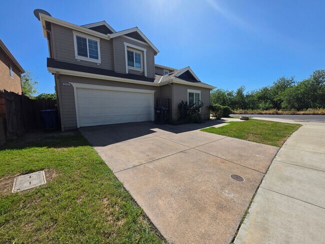 Building Photo - 3 bedroom with an extra office/den space in Modesto!