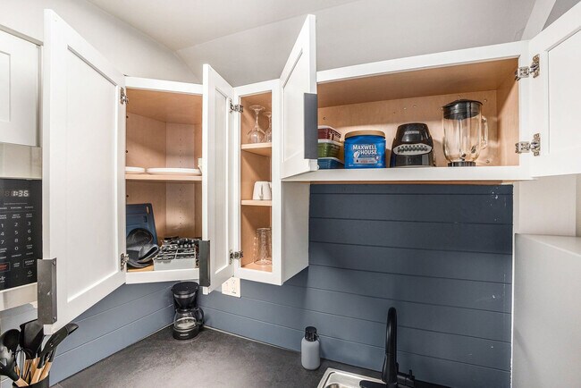 Building Photo - 37 Gold Ave NW