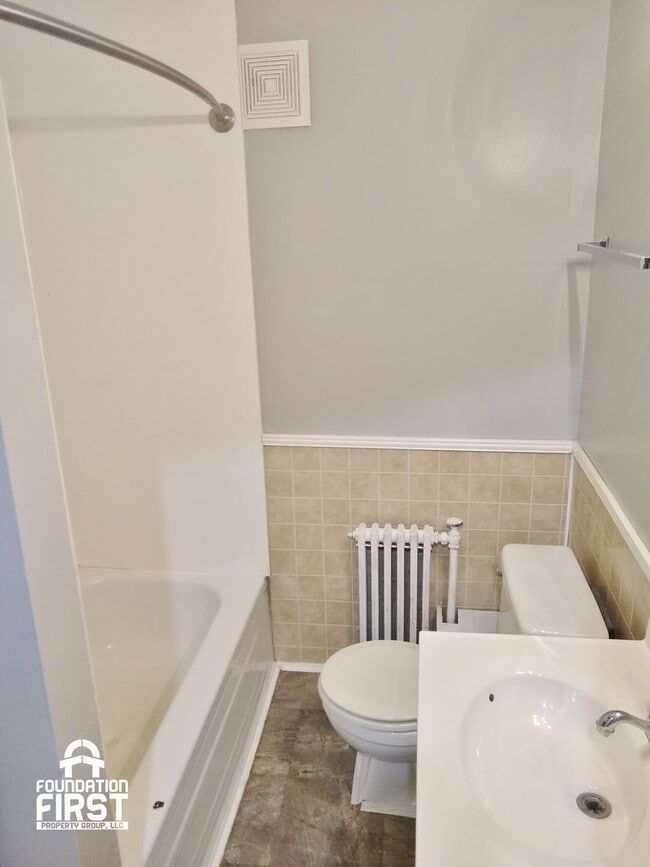 Building Photo - 5 Bed / 2 Bath Single Family Duplex