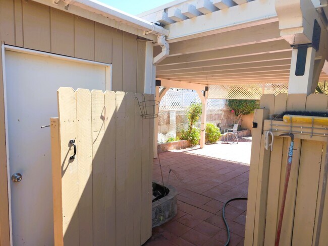 Building Photo - 2493 Los Feliz Dr