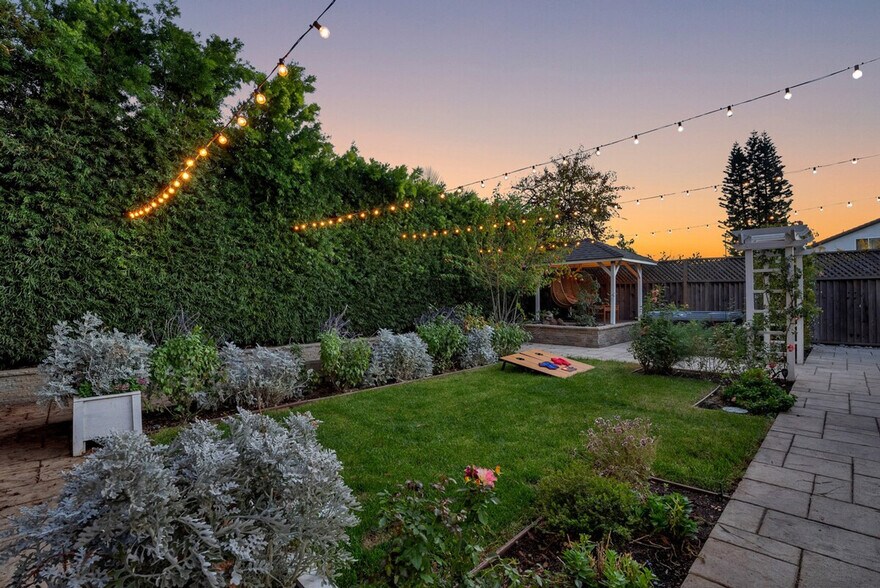 Building Photo - 5805 Silver Creek Valley Pl