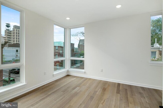 Building Photo - Olde Kensington Two Bedroom Condo