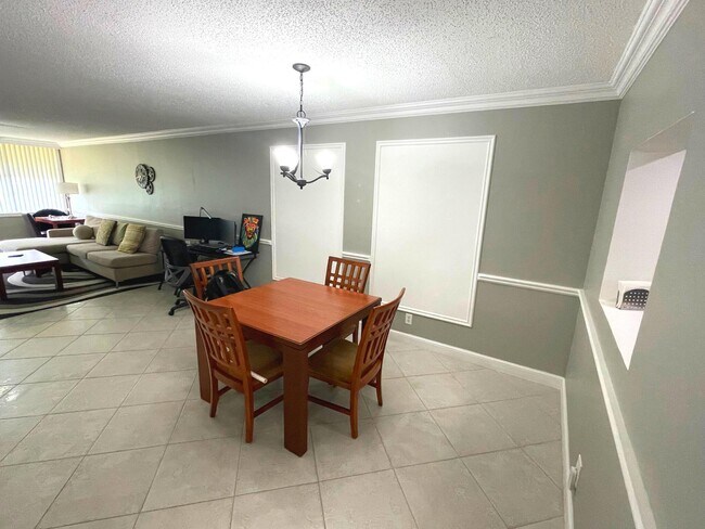 Building Photo - 2805 SW 22nd Ave