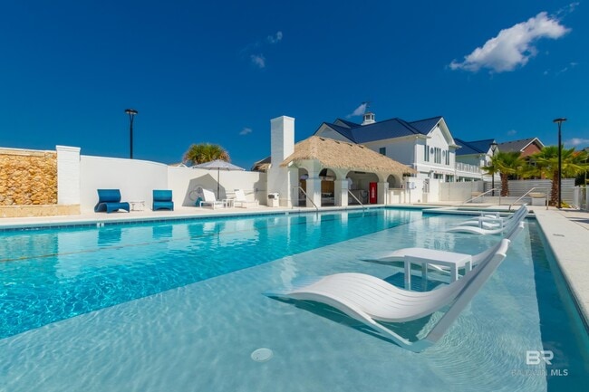 Building Photo - 20050 Oak Rd E