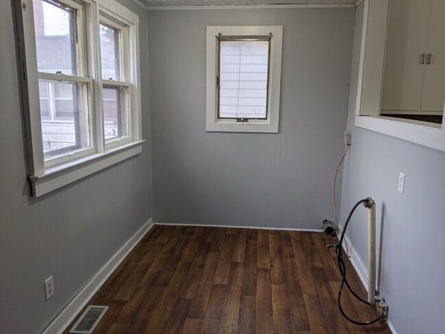 Building Photo - 2 bedroom 1 bath cottage