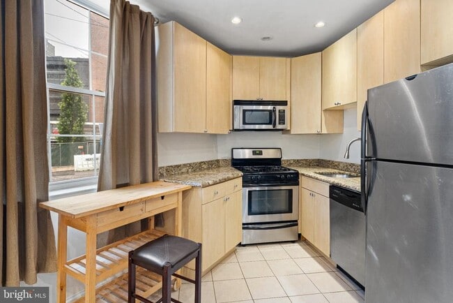 Building Photo - 2700-14 South St