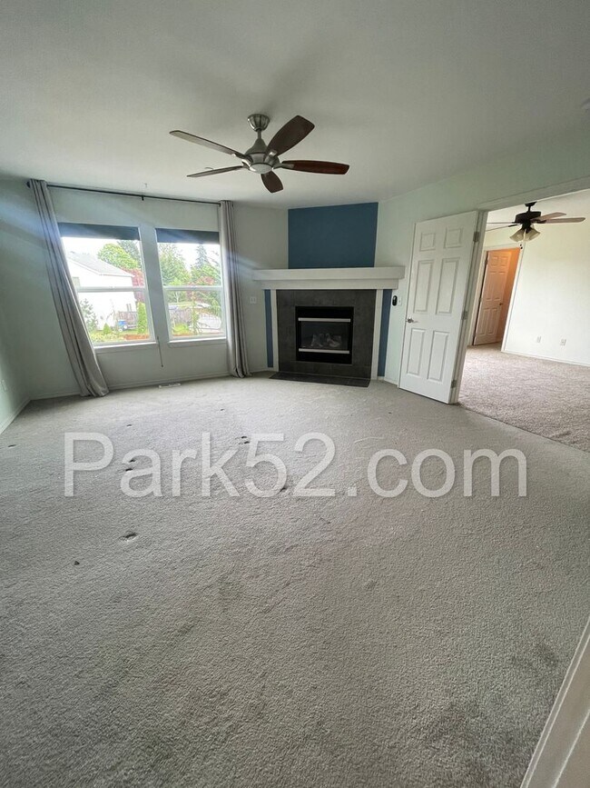 Building Photo - Spacious 4 Bedroom Home in DuPont