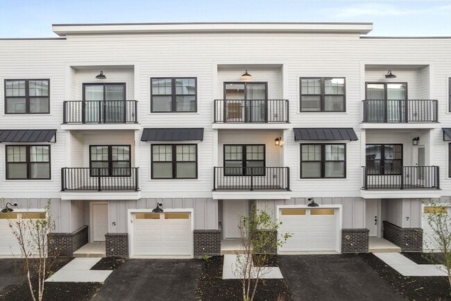 Building Photo - 635 Main St