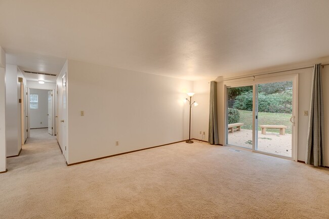 Building Photo - 3 Bedroom Rambler in Kirkland with Large Y...