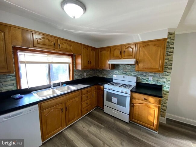 Building Photo - 338 Gusryan St