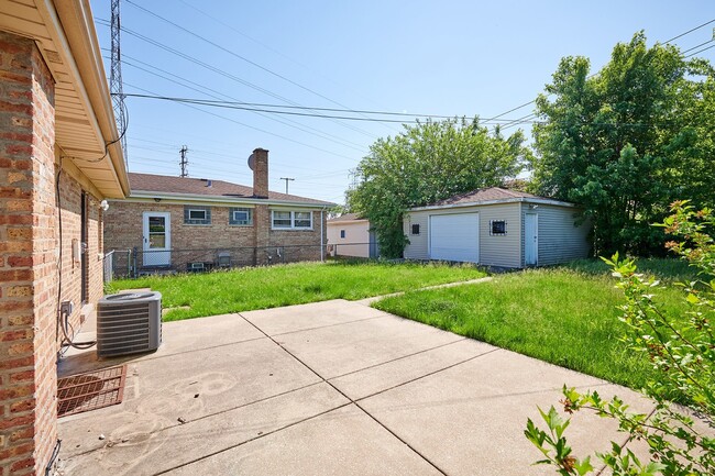 Building Photo - 7810 E Prairie Rd
