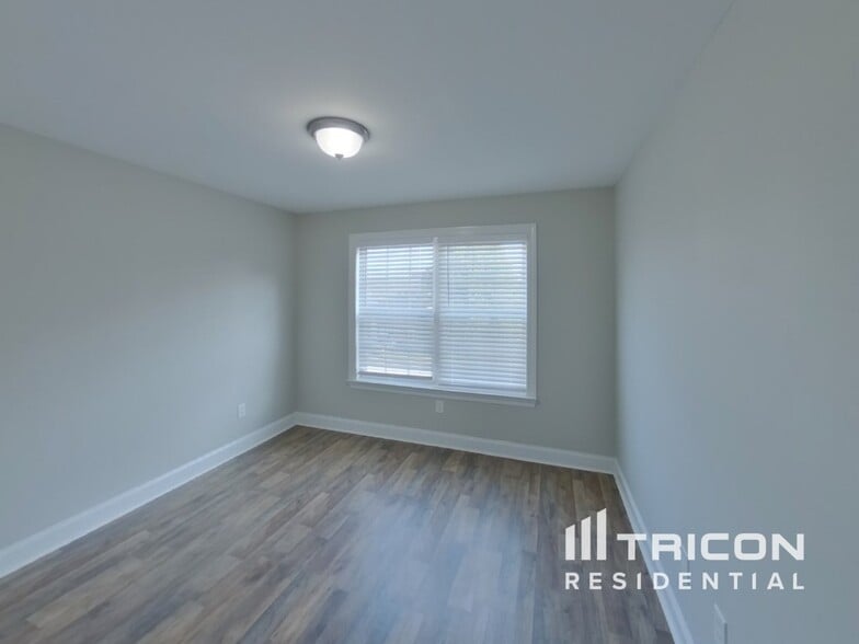 Building Photo - 435 Titans Cir