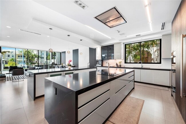 Building Photo - 1400 Bayview Dr