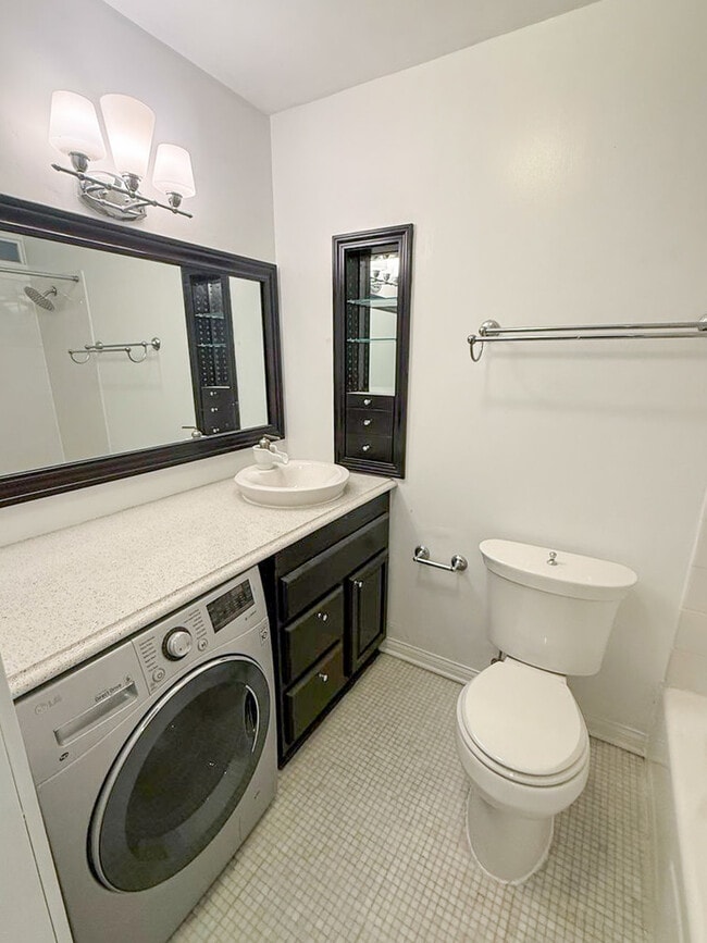 Building Photo - 230 E Ontario St