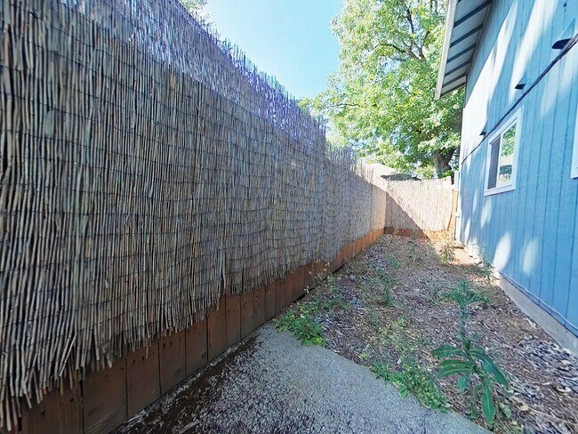 Building Photo - 2 Bedroom Duplex ~ Close to Campus