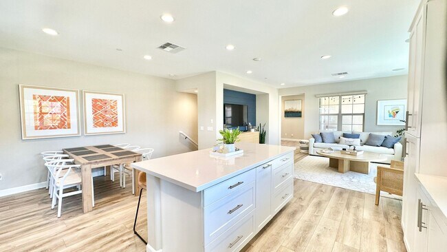 Building Photo - Beautiful "Model" Show Townhome in the Gat...