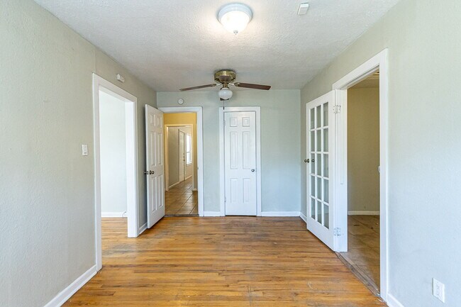 Building Photo - Large 2 story Home