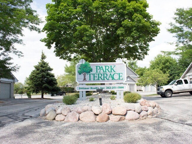 Building Photo - RENOVATED Condo Style Upper 2 Bedroom 2 Bathroom Apartment is Available