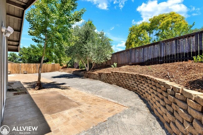 Building Photo - Newly Remodeled 4-Bedroom Gem with Spaciou...