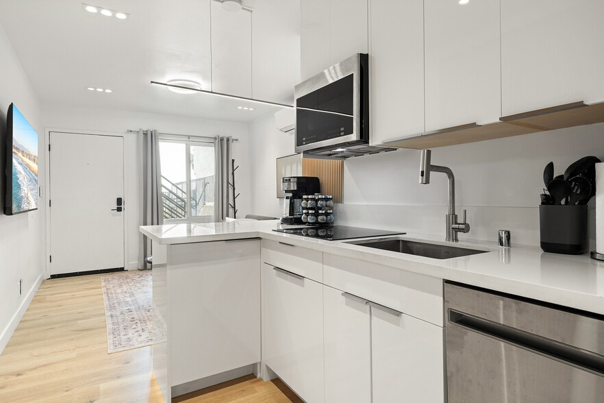 Building Photo - 2207 Ocean Front Walk