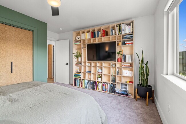 Building Photo - Modern Luxury in this end unit Blondie Condo